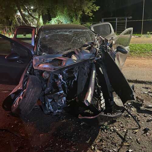 Motorista morre após atingir árvore; namorada teve ferimentos graves