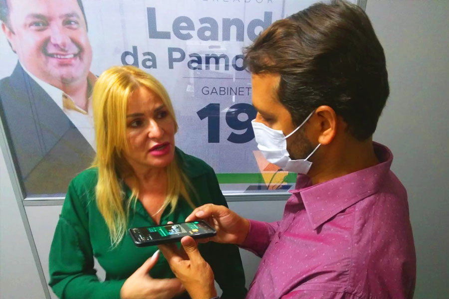 Valéria Pettersen em entrevista ao jornalista Guilherme Coelho | Foto: Felipe Fulquim