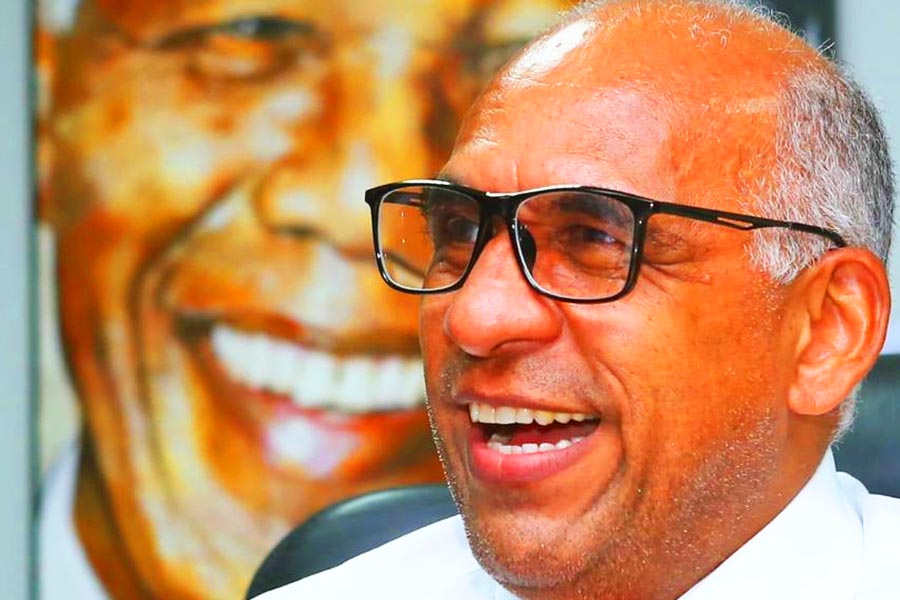 Rogério Cruz, 1º prefeito negro da história de Goiânia, com retrato de Nelson Mandela ao fundo | Foto: Divulgação
