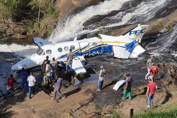 Avião que caiu com Marília era de Henrique e Juliano antes de ser vendido à empresa