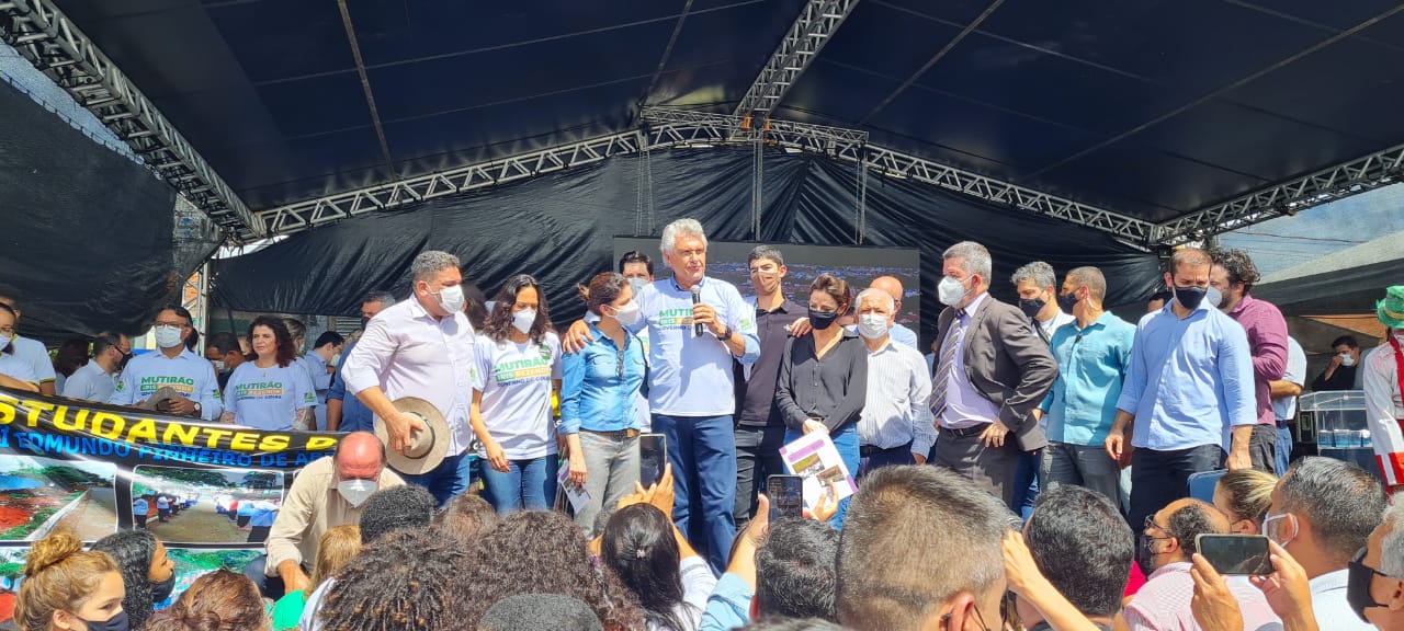 "Nunca abandonei meu Estado", Caiado critica Marconi em mutirão