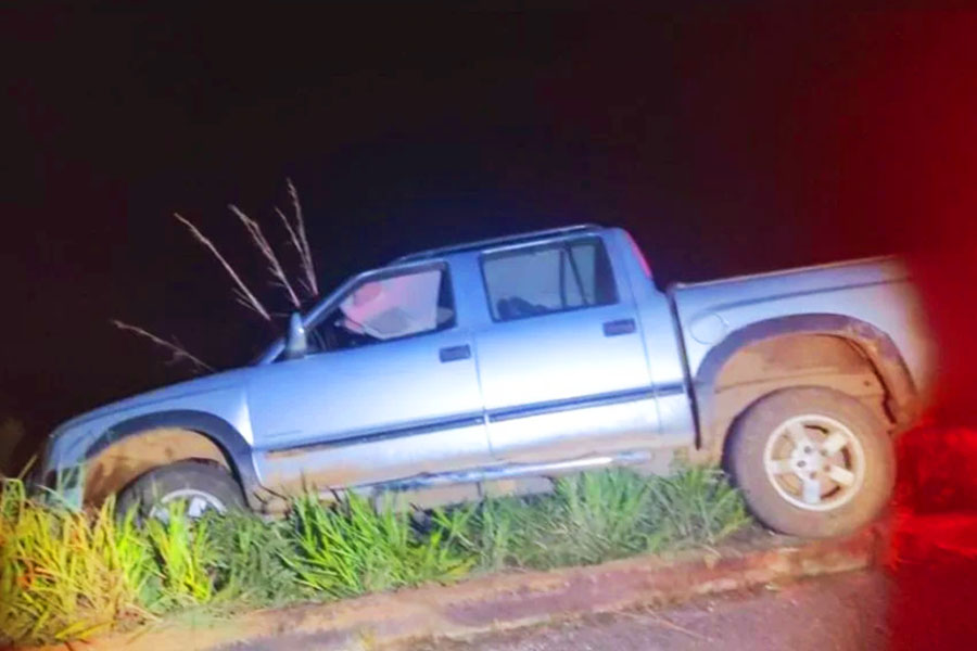 Caminhonete do fazendeiro foi abandonada na estrada | Foto: Reprodução