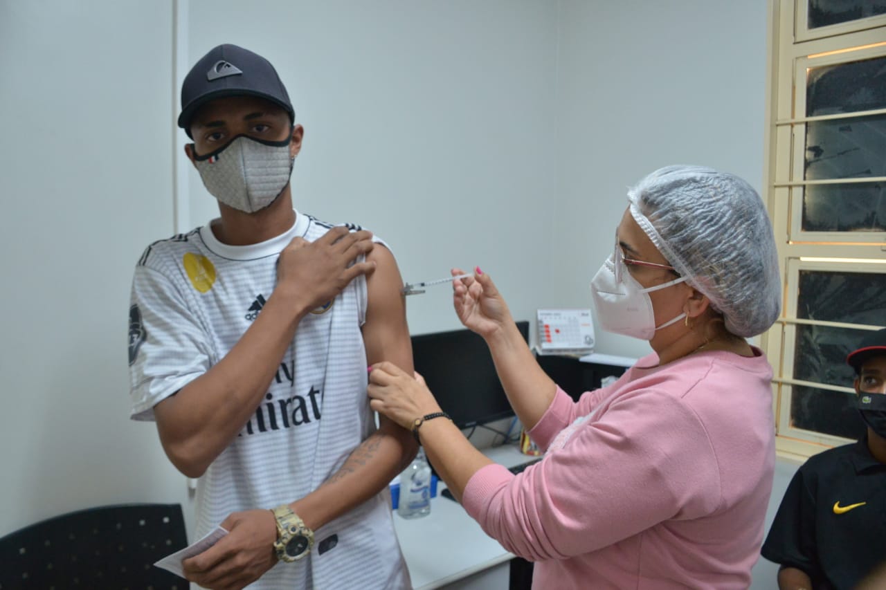 Aparecida vacina adolescentes a partir de 12 anos em 8 pontos nesta 3ª