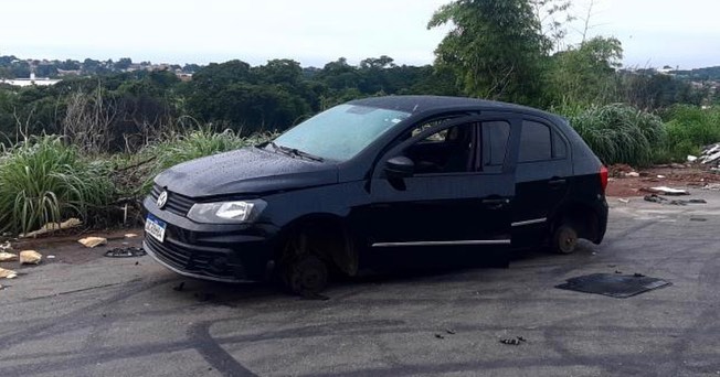 Veículo depenado é abandonado no Pipódromo de Aparecida