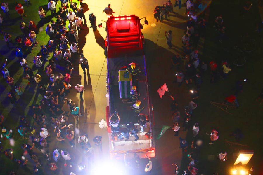 População de Aparecida se despediu de Maguito durante parada do cortejo na Cidade Administrativa | Foto: Enio Medeiros