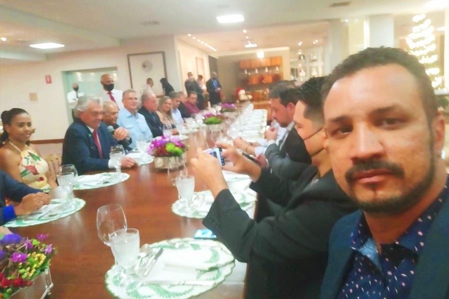 Caiado e Vilela recebem ex-mendanhistas em jantar no palácio
