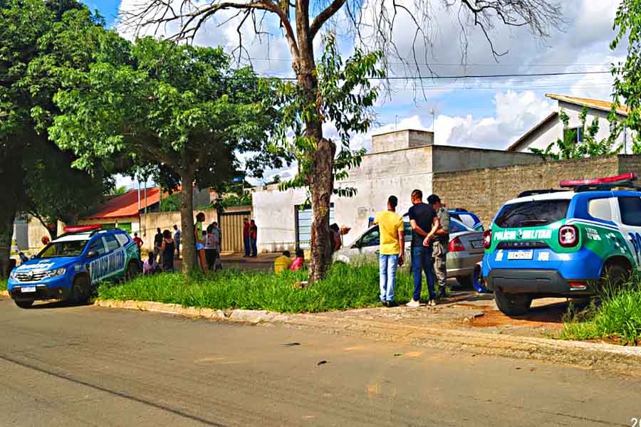 Mulher morre ao desviar de cachorro e bater contra árvore em Aparecida