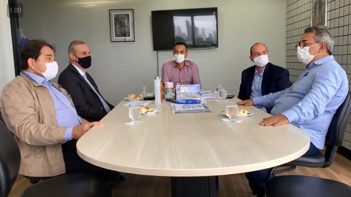 Reunião com auxiliares do prefeito de Goiânia, Rogério Cruz; secretários Durval Pedroso (Saúde), Arthur Bernardes (Governo) e José Alves Firmino (Gabinete) | Foto: Folha Z