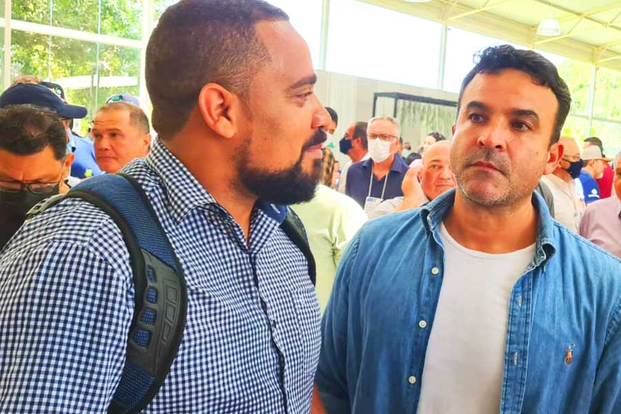 Ricardo Mendes e o auxiliar de Gustavo Mendanha, Rogério Almeida, durante evento em Aparecida de Goiânia | Foto: Folha Z