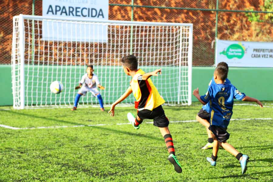 Aparecida oferece aulas de futebol em 6 campos com grama sintética | Foto: Enio Medeiros
