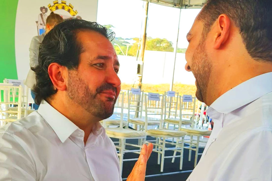 Carlos Júnior e o vereador Paulo da Farmácia durante inauguração do viaduto do Passeio das Águas Shopping | Foto: Folha Z