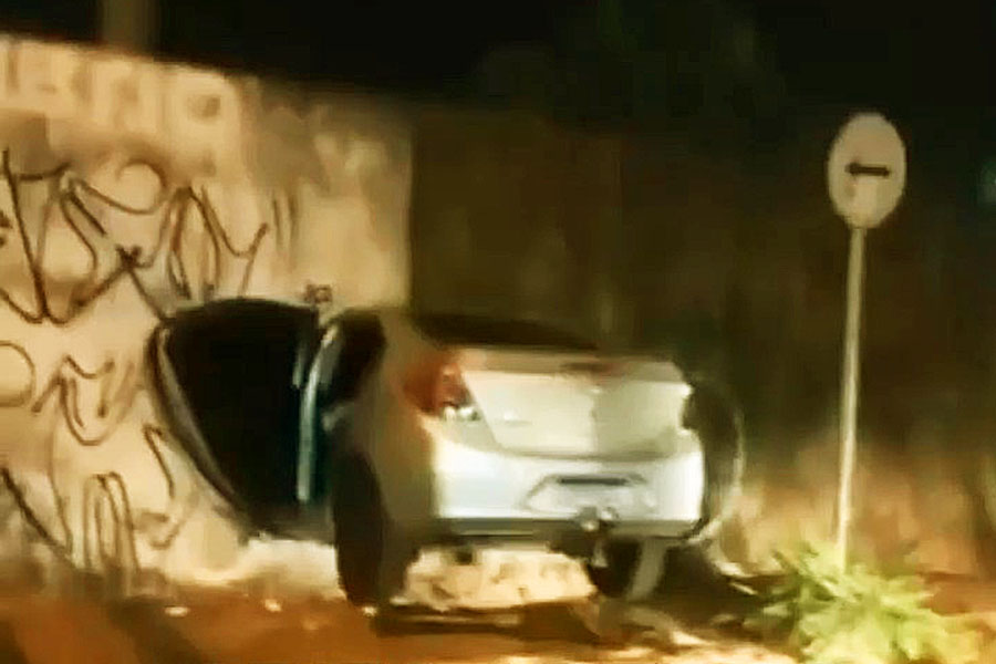 Motorista invadiu muro de fábrica no Setor Negrão de Lima, em Goiânia | Foto: Reprodução