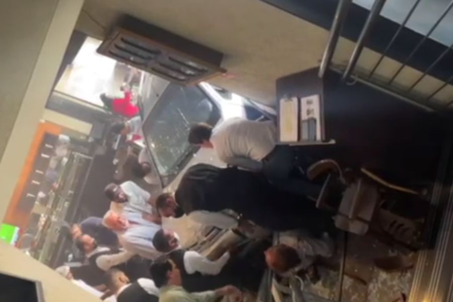 Daniel Vilela tenta levantar carro para ajudar feridos em restaurante de Goiânia | Foto: Reprodução