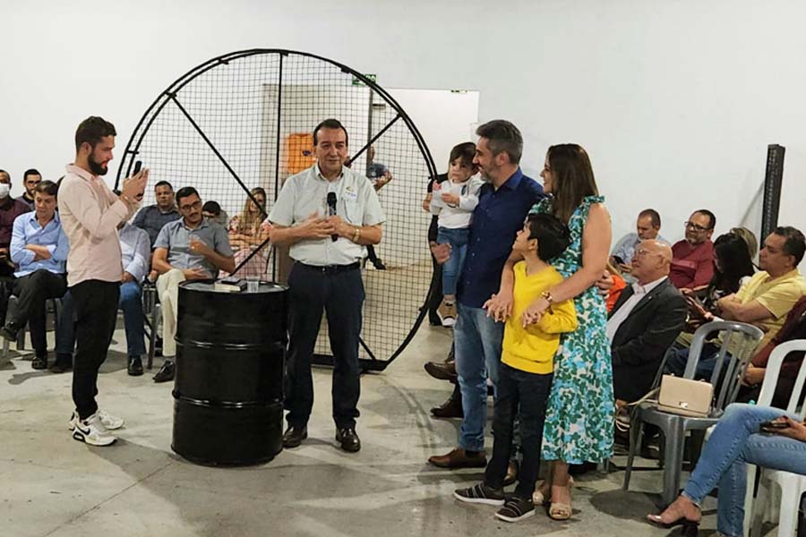 Pastor Romeu Ivo e Johnathan Medeiros e família | Foto: Folha Z