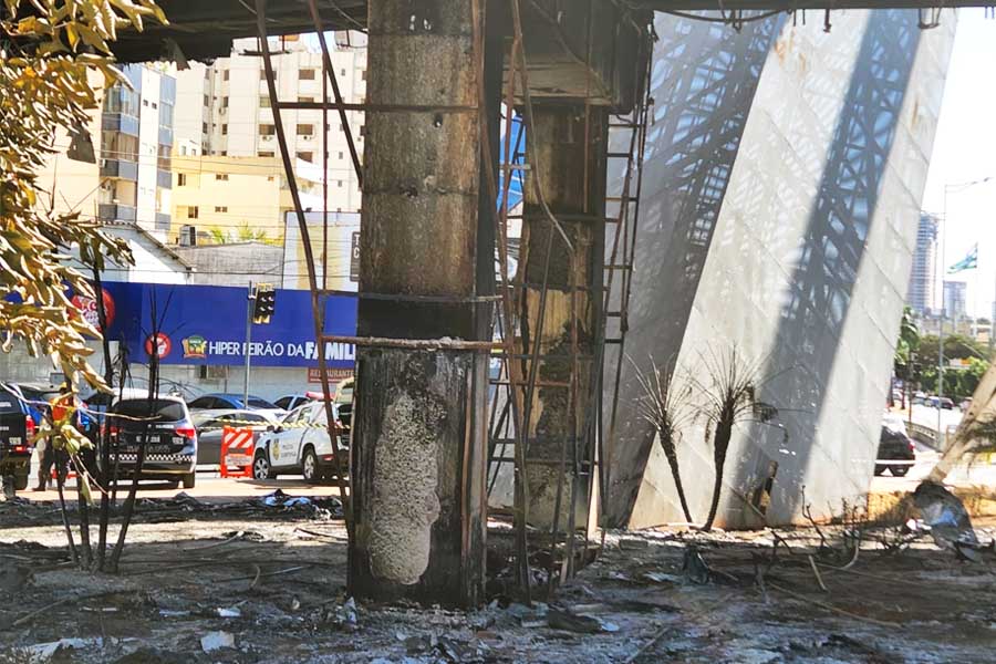 Pilares de viaduto na T-63 foram atingidos pelas chamas | Foto: Folha Z