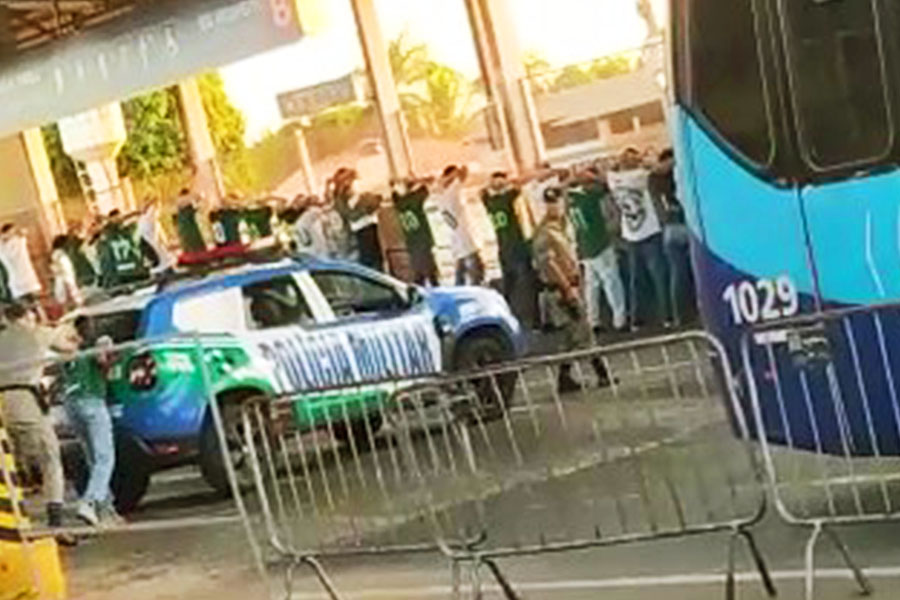 Policial empurra torcedor do Goiás e quebra vidro de viatura em Goiânia | Foto: Reprodução