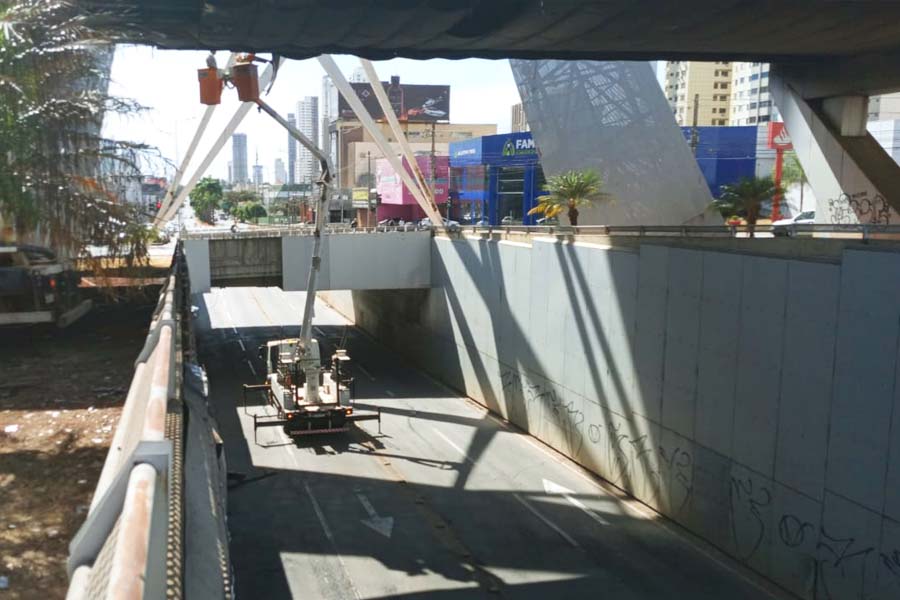 Prefeitura de Goiânia inicia remoção de placas do Viaduto da T-63, e prioriza as danificadas pelo incêndio | Foto: Seinfra