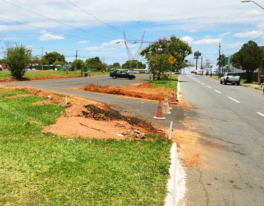 Estacionamento no canteiro central da Avenida Perimetral, em Aparecida de Goiânia | Foto: José Alves / Folha Z