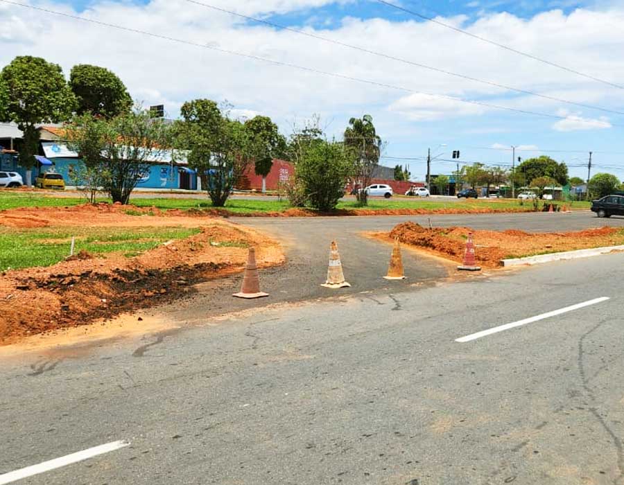 Estacionamento no canteiro central da Avenida Perimetral, em Aparecida de Goiânia | Foto: José Alves / Folha Z