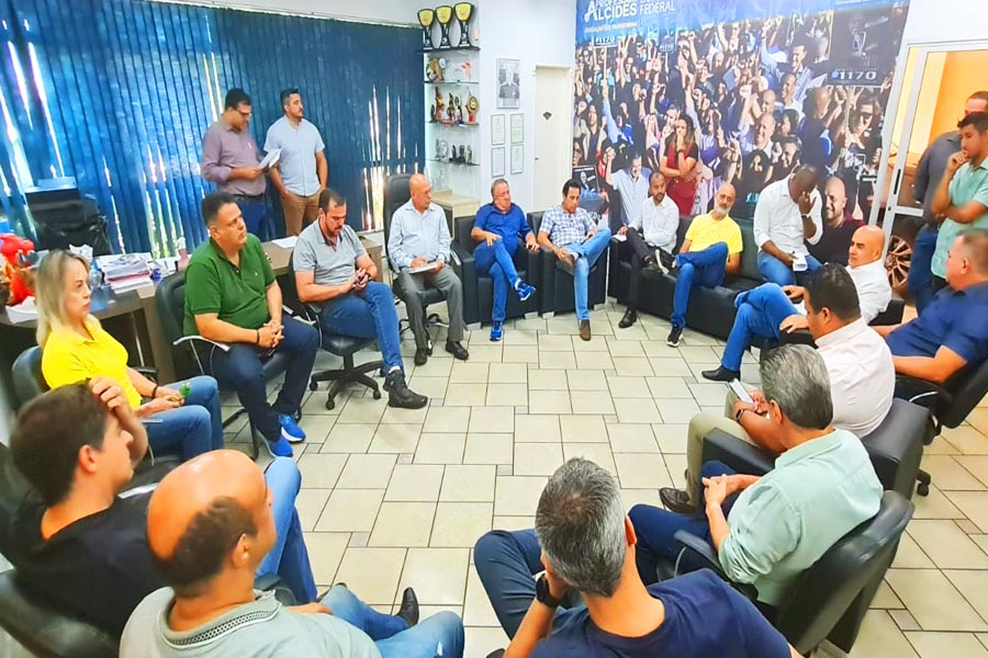 Bolsonaristas se reúnem para definir trabalho pela reeleição de Bolsonaro em Aparecida de Goiânia | Foto: José Alves / Folha Z