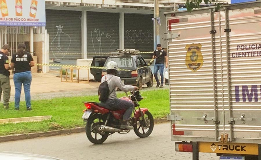 Homem morre baleado dentro do carro em avenida na divisa entre Goiânia e Aparecida