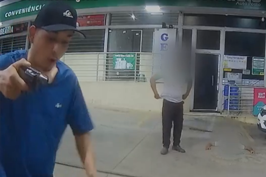 [Vídeo] Assaltante armado aterroriza frentistas e clientes de posto em Aparecida de Goiânia