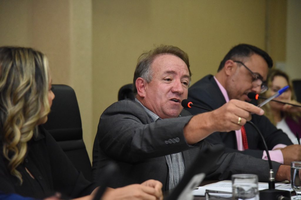 Vilmar Mariano fala em sessão da Câmara de Aparecida de Goiânia | Foto: Jhonney Macena