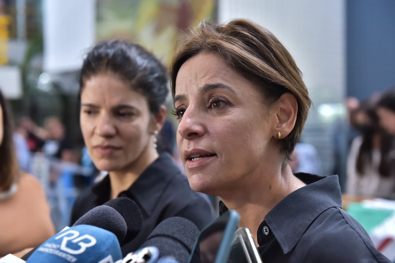 'A gente nem tinha conseguido superar a ida do meu pai quando minha mãe partiu', lamentam filhas na despedida de Dona Iris