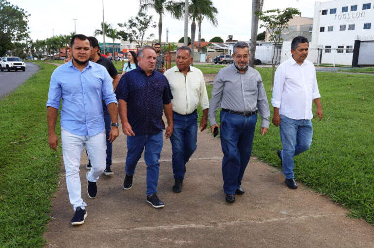 Comitiva do prefeito caminha pela Avenida Anápolis | Foto: divulgação/Secom/Pref. de Aparecida/ Claudivino Antunes
