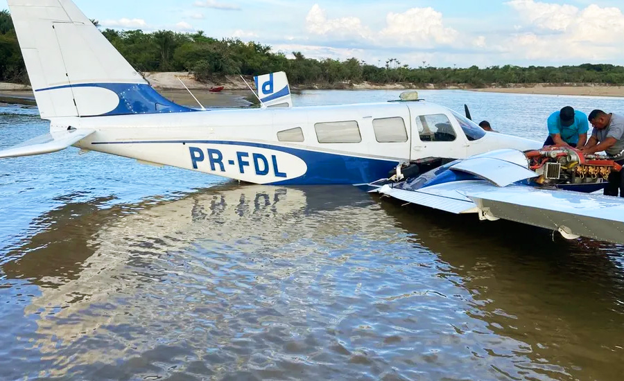 Vídeo mostra aterrissagem forçada de avião pequeno em rio de Boa Vista (RR)