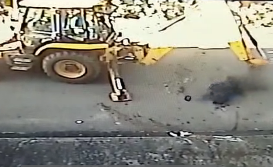 Autor usa concha da retroescavadeira para esmagar pernas da vítima | Foto: reprodução/vídeo