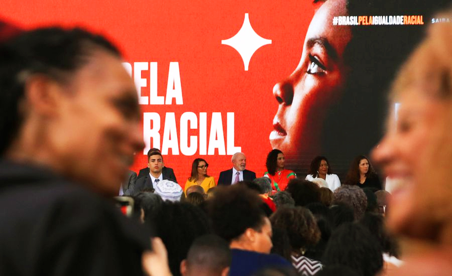 Decreto institui cotas raciais em 30% dos cargos comissionados