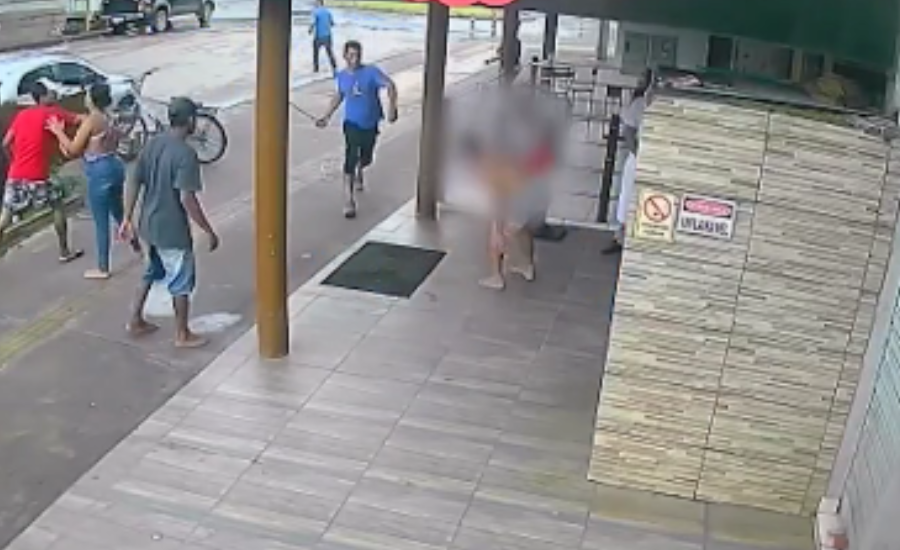 Fora do estabelecimento, vítima é golpeado com facão | Foto: reprodução/vídeo