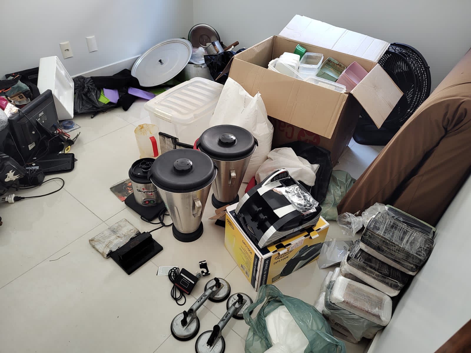 Equipamentos, como liquidificadores, que seriam utilizados para refino da droga | Foto: PM