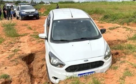 Veículo foi encontrado por outros motorista em vala | Foto: divulgação/PM