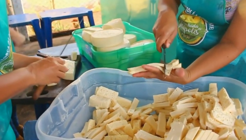 Cidade em Goiás distribui 20 mil pamonhas de graça