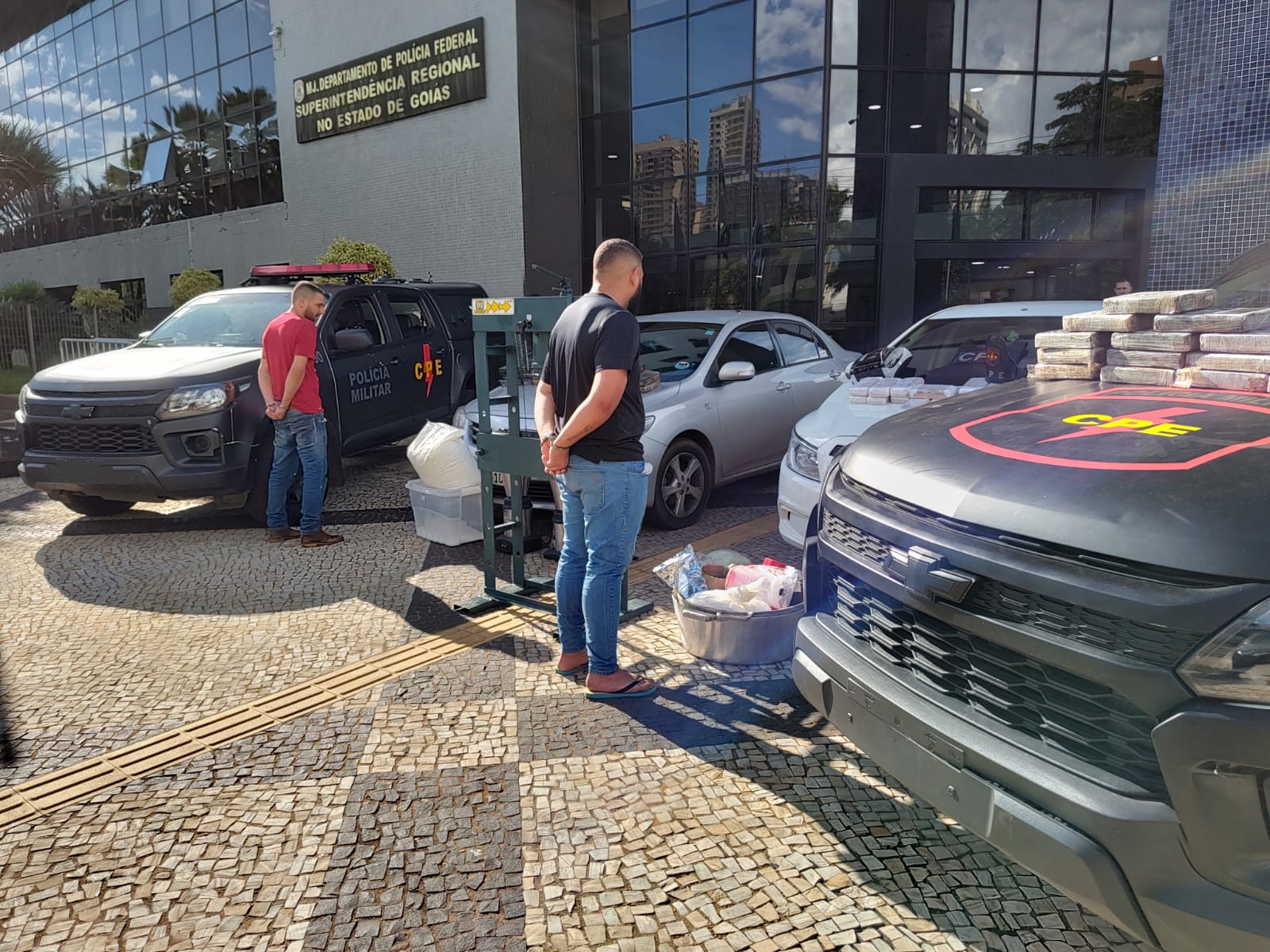 Dupla de supostos traficantes foi levada para a carceragem da PF em Goiânia | Foto: PM