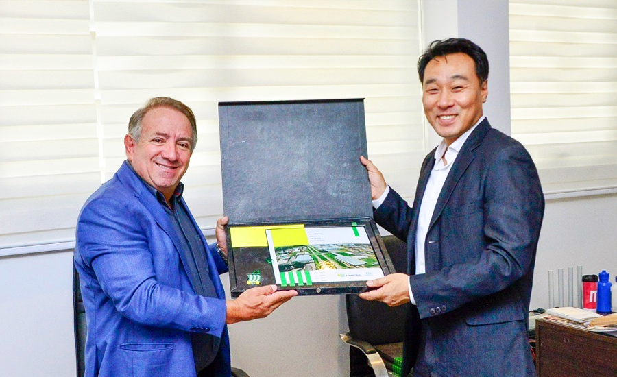 Prefeito de Aparecida se reúne com executivos da Samsung para negociar parceria