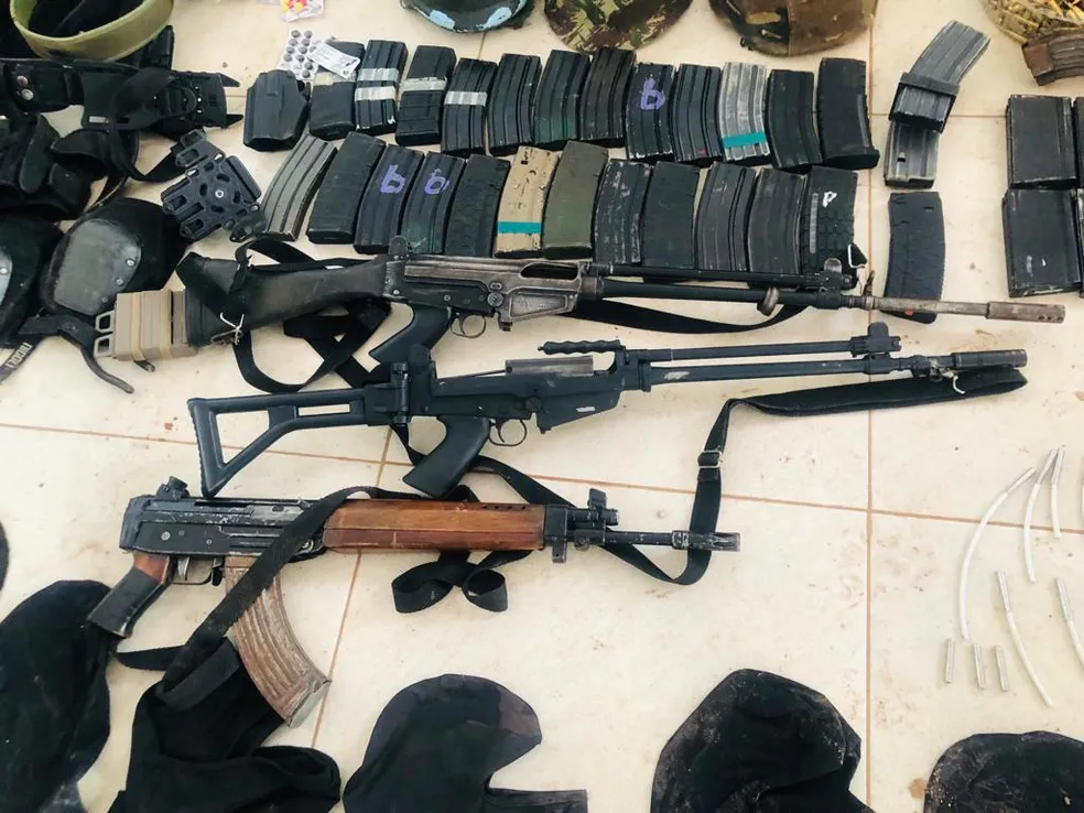 Policiais apreenderam armamento pesado | Foto: Divulgação/PM