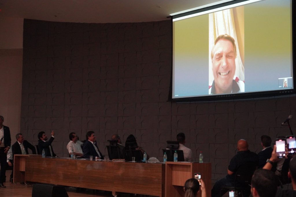 Ex-presidente Jair Bolsonaro participou da posse de Gayer de forma remota | Foto: Maycon Cardoso/Folha Z