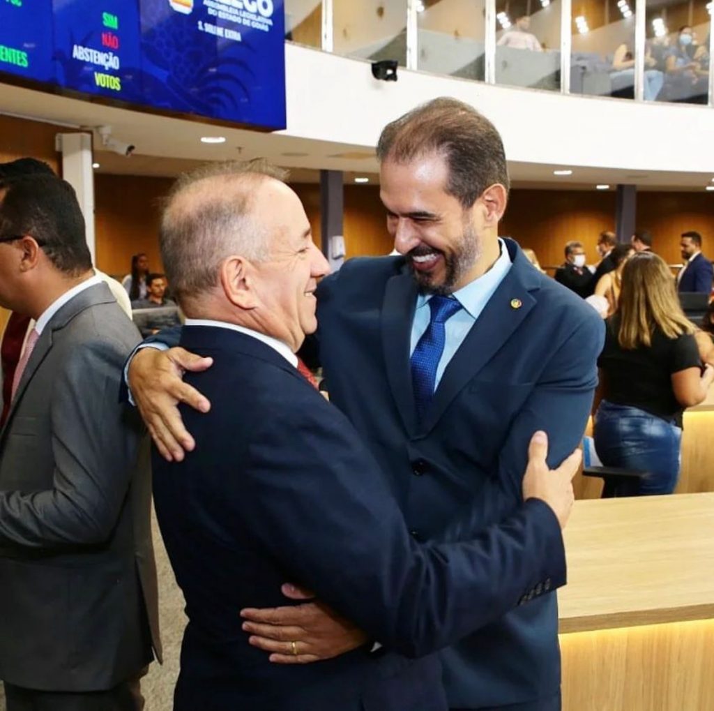 Einstein Paniago cumprimenta o prefeito Vilmar Mariano. A foto foi tirada na posse do deputado Veter Martins, na Alego | Foto: divulgação