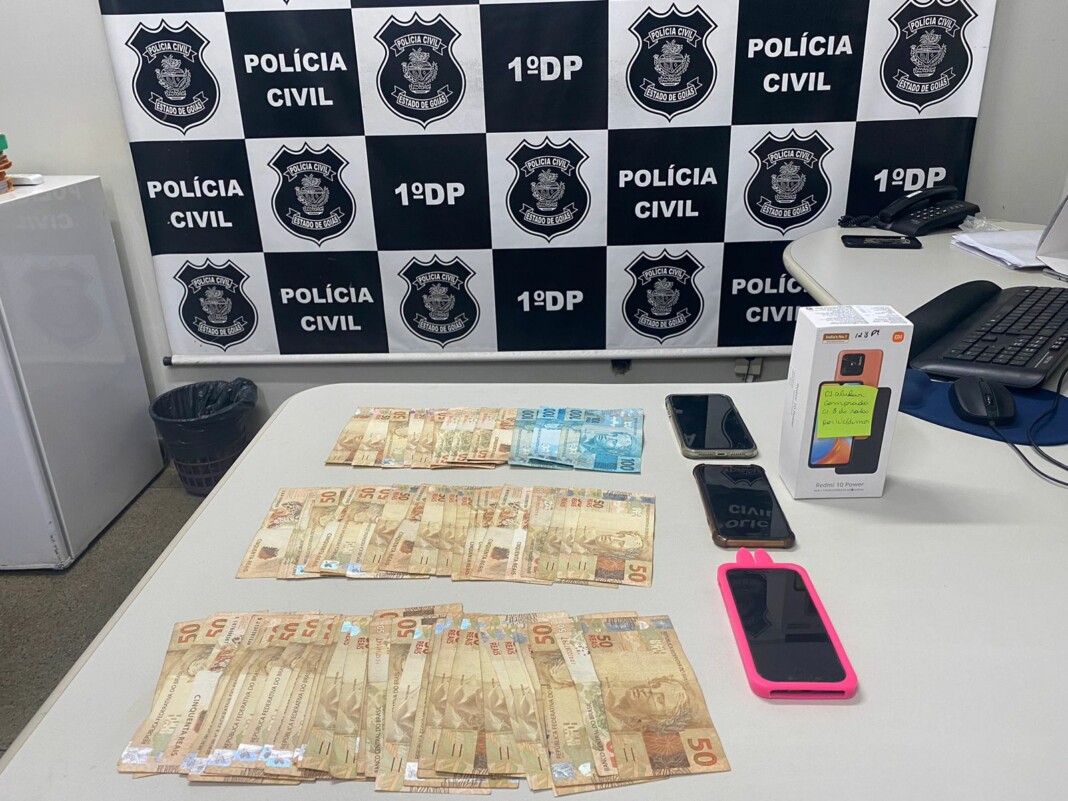 Parte da quantia que os 5 suspeitos roubaram durante o assalto | Foto: Polícia Civil de Goiás