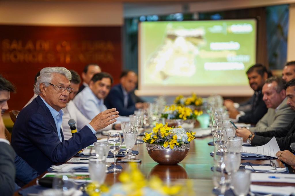 Na presença de deputados, Caiado anuncia as 3 primeiras obras com Taxa do Agro