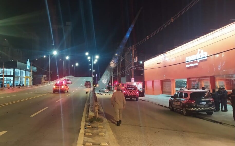 O médico Rubens Mendonça Filho, motorista do carro que bateu contra uma moto e causou a morte de 2 jovens no dia 20 de abril, na avenida T-63, admitiu que dirigia acima da velocidade | Foto: Corpo de Bombeiros