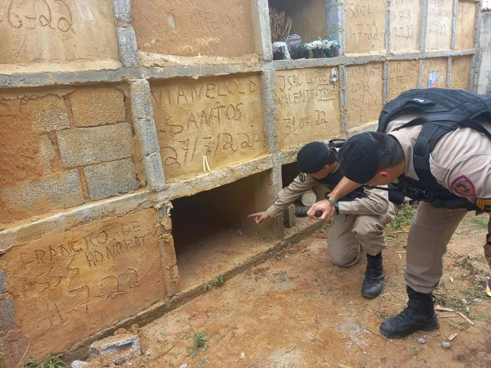 De acordo com a PM, a mulher estava com ferimentos de faca e facão na cabeça e nos dedos | Foto: Polícia Militar