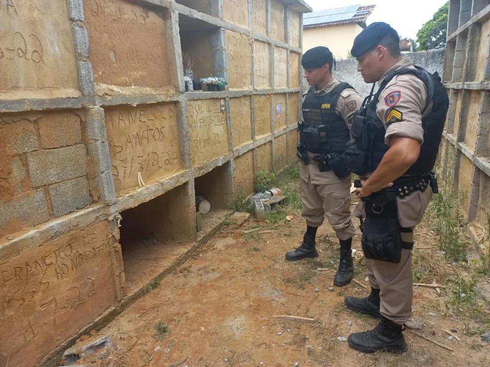 Militares arrombaram a gaveta mortuária, que continha marcas de sangue | Foto: Polícia Militar