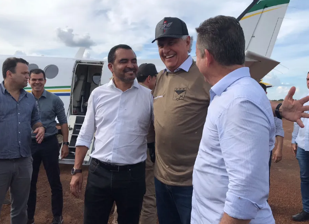 Da esquerda para direta: Renato Bruno, Gean Carvalho e os governadores Wanderlei, Caiado e Mauro Mendes. O registro foi feito por jornalista da TV Anhanguera do Tocantins, Ana Paula Rehbein