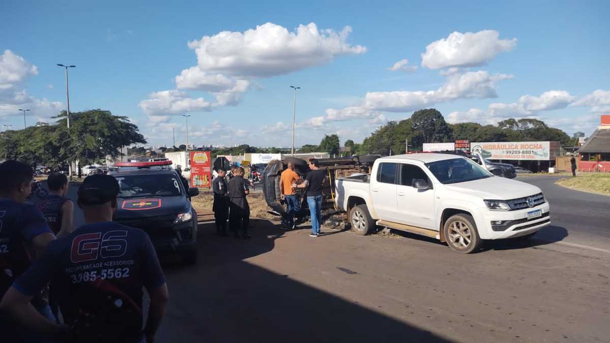 Viatura da PM perde controle e capota na GO-040, próximo ao Garavelo