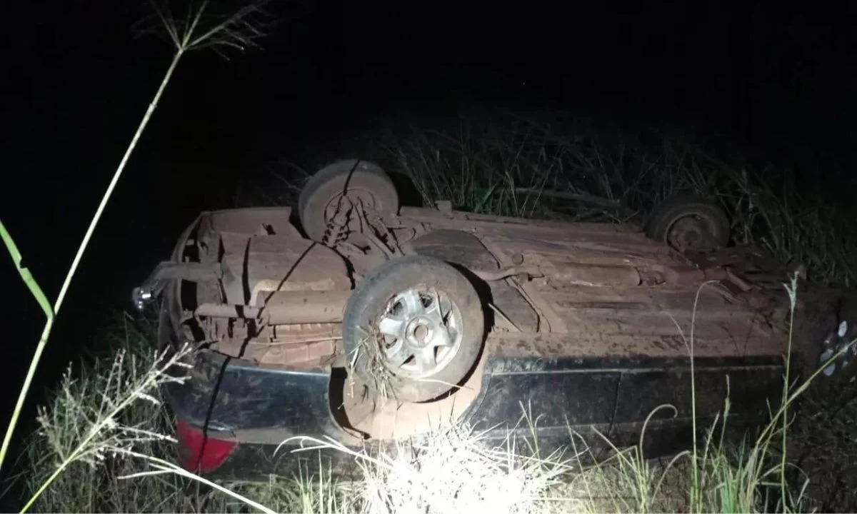 Jovem perdeu controle do carro e foi lançado do veículo | Foto: PRF