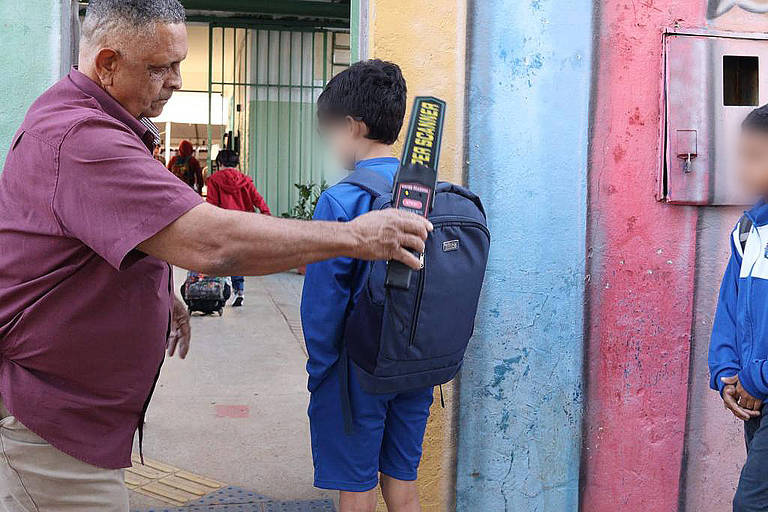 Projeto determina implantação de detectores de metais em escolas de AP. Especialista diz que medida é ‘limitada’